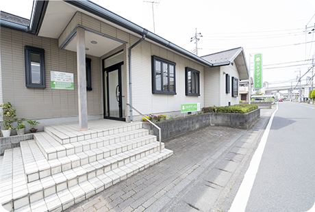 医院外観・駐車場